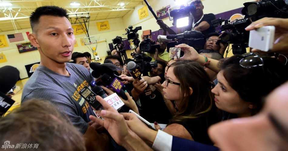 易建联在训练间隙放松肌肉，调整状态，以最佳面貌迎接即将到来的激烈竞争。