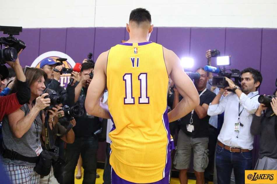 易建联身着紫金战袍现身湖人球馆，神情坚毅，正式开启重返NBA的征途。