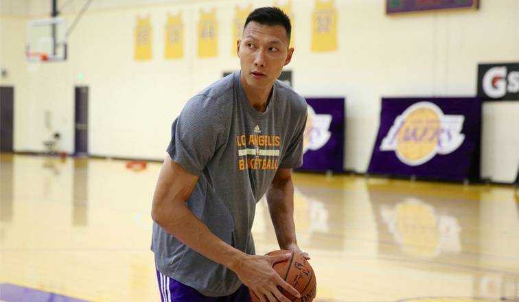 训练场上易建联专注练习投篮，用汗水为即将到来的新赛季进行放松与备战。