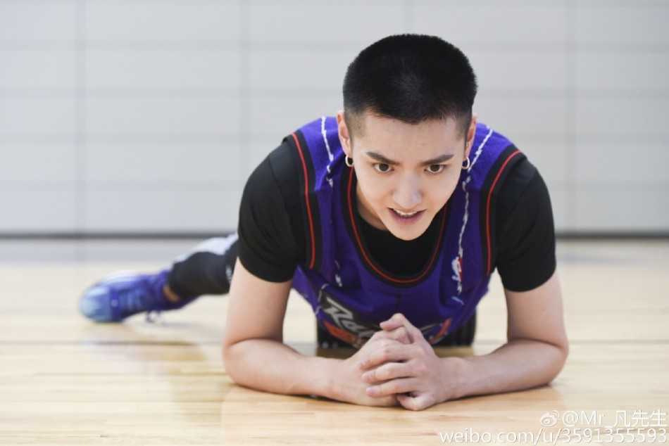 红发少年逐梦球场:吴亦凡的篮球人生 吴亦凡在阳光下跃起投篮,身体线条舒展优美,篮球在空中划出完美弧线,专注的眼神紧盯着篮筐,仿佛整个世界都静止在这一刻。