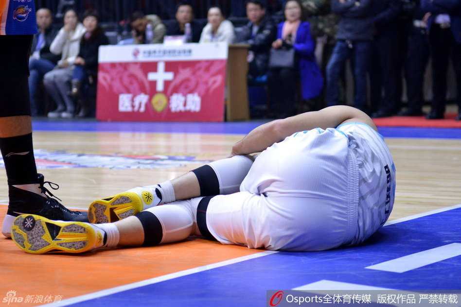 红山喋血:邓哈哈组合加时降服新疆,周琦成长路上的苦涩一课 新疆队周琦与布拉彻两位内线在暂停时低头商讨,面对哈达迪的强硬攻势,两人神情严肃试图找到破解办法,但眼神中仍透露出一丝困惑与疲惫。