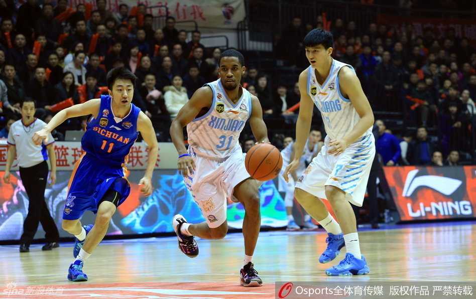 红山喋血:邓哈哈组合加时降服新疆,周琦成长路上的苦涩一课 新疆队防守悍将西热力江在拼抢中受伤,痛苦地躺倒在地板上,双手紧捂受伤部位,队友们围拢过来神情关切,场边队医也迅速进场查看伤情。