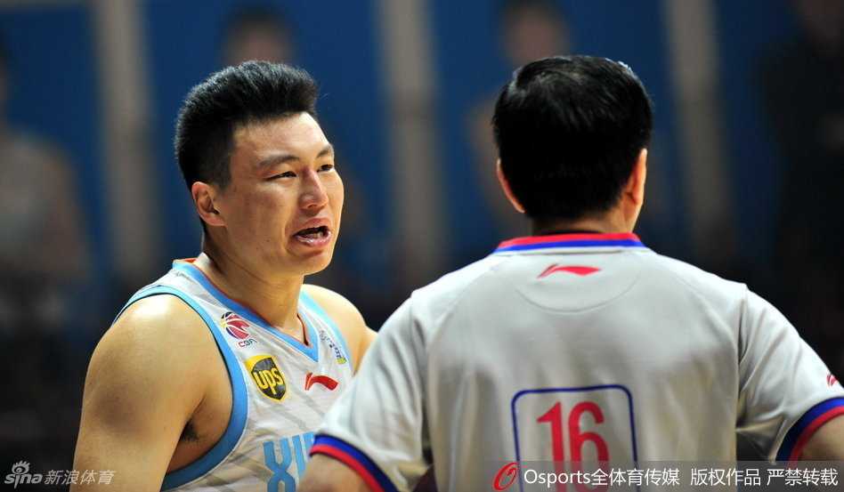 红山喋血:邓哈哈组合加时降服新疆,周琦成长路上的苦涩一课 四川队两大主将哈达迪与哈里斯在暂停期间紧密商讨战术,哈达迪挥舞着手臂大声呼喊,哈里斯则认真倾听,两人的交流决定着四川男篮的攻防节奏。