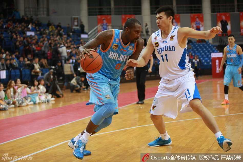 大心脏李根扛着炸药包般杀入禁区，面对铜墙铁壁般的防守，依然强硬地将球送入篮筐。