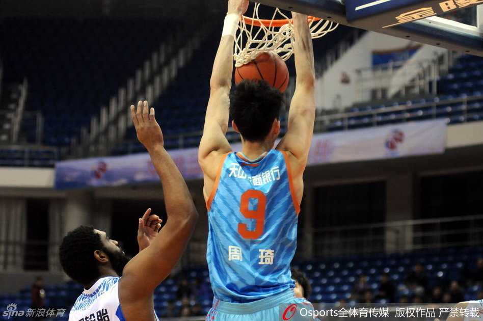 大魔王周琦在长人林中轻舒猿臂，指尖轻柔地将球送入篮网，展现 unparalleled 的篮下统治力。