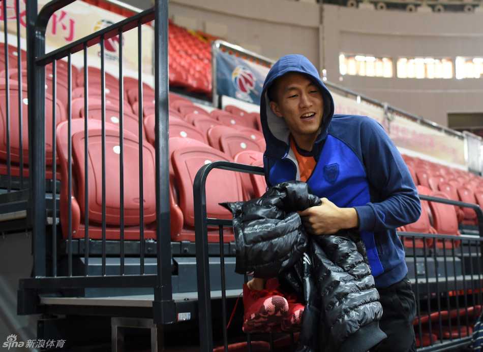 贺天举在三分线外果断出手，他的投篮手型固定，目光坚定，作为球队重要的高炮台，他的发挥将有效牵制对手的防线。