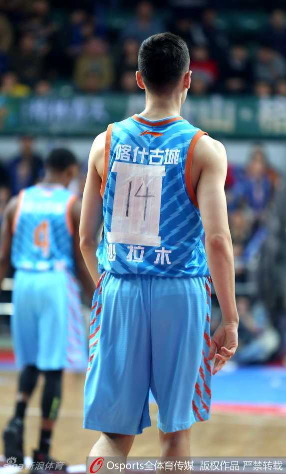 比赛结束的哨声响起，阿不都沙拉木走向场边。他背后的手写14号在汗水浸湿下，纸张边缘微微翘起。这一刻，这不仅仅是一个临时拼凑的号码，更成为了CBA联赛发展历程中，一个关于意外、幽默与职业化反思的独特注脚。