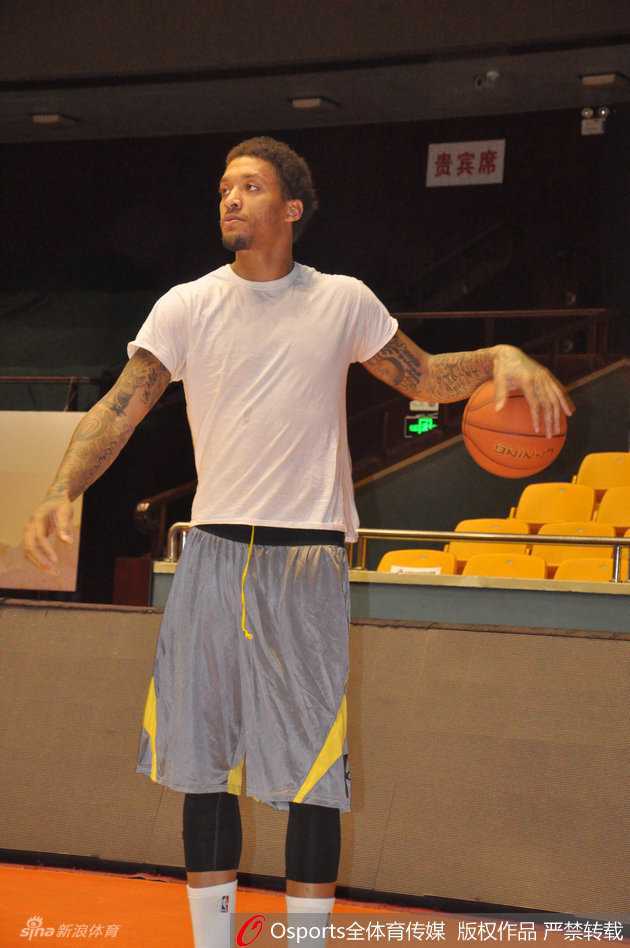 训练结束后，比斯利与队友头碰头聚在一起，两人全神贯注地看着手机屏幕，显然是被什么有趣的内容吸引了，场面十分友爱。