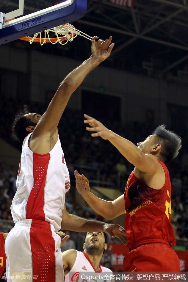 吴前接球后迅速转身发动快攻，如一支出膛的炮弹般快速推进越过中线，伊朗队防守球员只能在他身后紧追不舍。