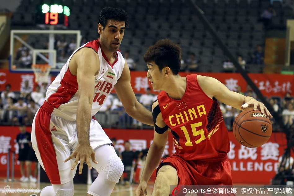 方硕在外线持球组织进攻，他眼神犀利地观察着队友的跑位，同时利用连续的胯下运球调动着伊朗队的防守阵型。