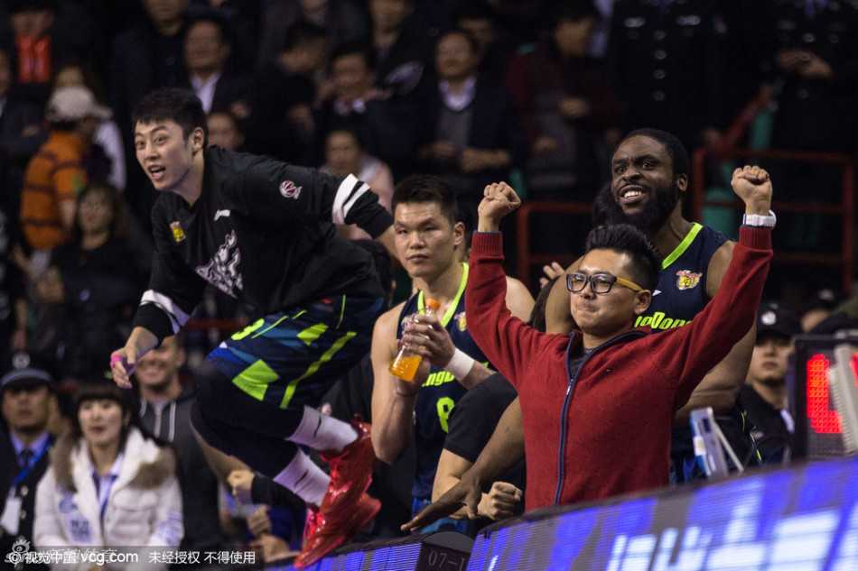 绝地反击之魂:周鹏底角三分射落辽宁主场狂欢 郭艾伦低头走向球员通道,球衣被汗水浸透,稚嫩的肩膀上扛着难以言说的重担,退场的背影满是英雄落寞的悲情。