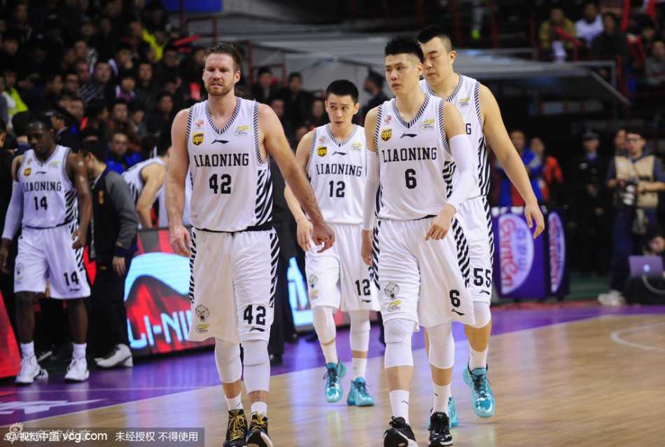 绝地反击之魂:周鹏底角三分射落辽宁主场狂欢 哈德森眉头紧锁,满脸懊恼地凝视远方,身后的记分牌定格在96:97;而画面一侧的王仕鹏早已笑逐颜开,冰火两重天在这一刻被永恒定格。