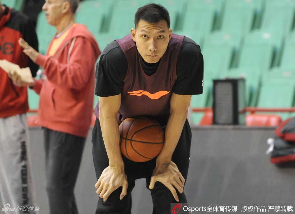 队友之间默契的三人交流，朱芳雨、周鹏与杜锋指导围成一圈，战术板上画满箭头，老将们的眼神中透露出背水一战的决绝。