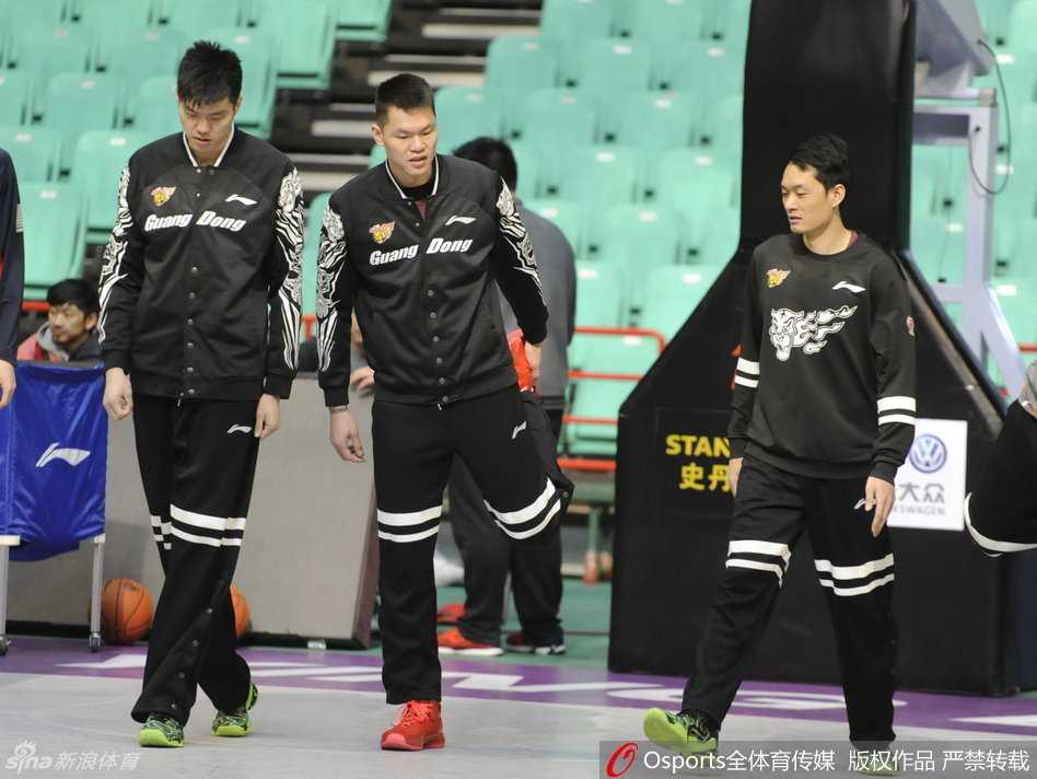 朱芳雨在三分线外练习投篮，动作依然标准如教科书，即便眉骨还未受伤，眼神中已提前写满了对胜利的渴望。