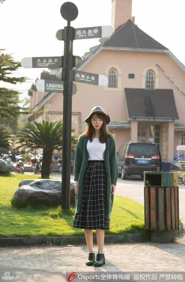 孙贺男与妻子吴振瑜手持结婚证，两人脸上洋溢着幸福笑容，甜蜜的气息仿佛要从画面中满溢出来。