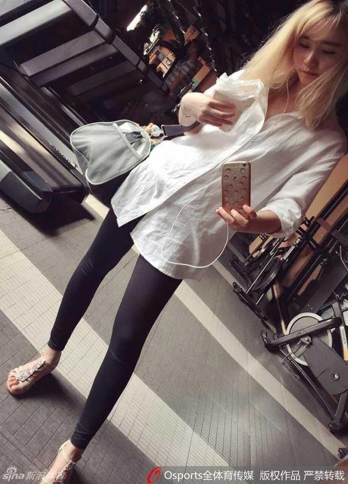 吴振瑜一头柔顺长发披肩，身穿简约灰色T恤，五官精致，眼神清澈，展现出一种不加雕琢的自然之美。