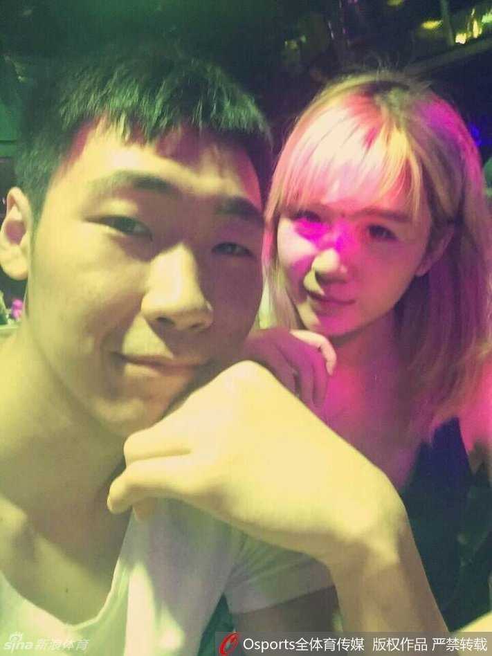 吴振瑜身着花色连衣裙，在光影交错中展露甜美微笑，画面温馨动人，仿佛在诉说着恋爱中女孩的幸福心事。