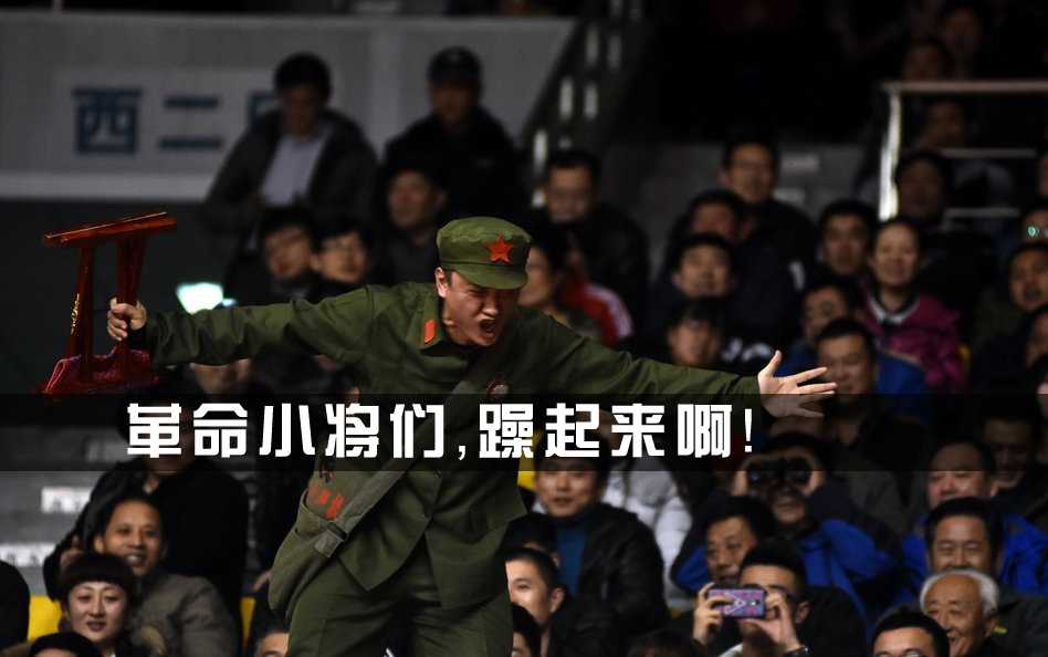 汪峰坐在《中国好声音》导师席上，神情专注地用手指着台上的学员，似乎正准备发问