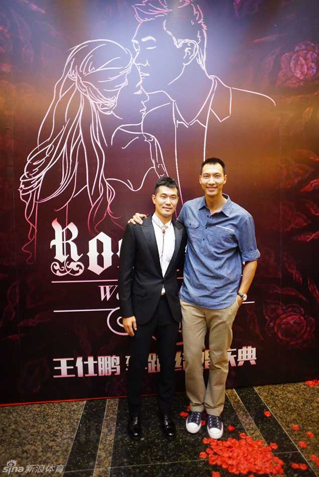 美国聚首温情满满:王仕鹏生日宴上的宏远兄弟情与篮球传承 王仕鹏婚礼上热闹的伴郎伴娘团,俊男美女齐聚一堂,为新人的幸福时刻增添光彩