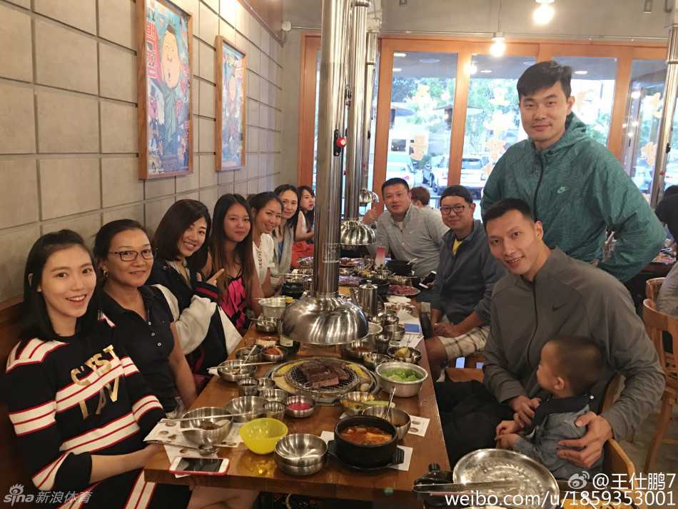 美国聚首温情满满:王仕鹏生日宴上的宏远兄弟情与篮球传承 王仕鹏与易建联爱子亲密合影,小家伙眼神灵动,两人笑容里满是叔侄间的温情