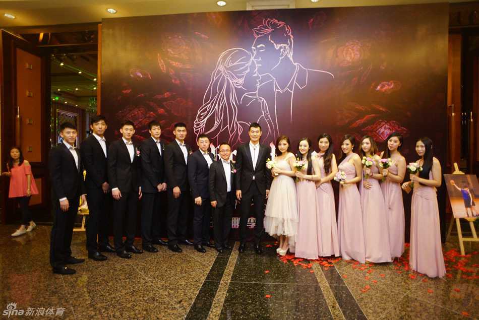 美国聚首温情满满:王仕鹏生日宴上的宏远兄弟情与篮球传承 易建联一家三口其乐融融,他抱着爱子嘉乐,身旁的妻子荆灵温柔注视,画面温馨动人