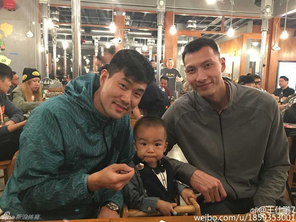 美国聚首温情满满:王仕鹏生日宴上的宏远兄弟情与篮球传承 王仕鹏婚礼上与妻子李跑的甜蜜瞬间,两人手挽着手,背景中的仪式台洋溢着幸福