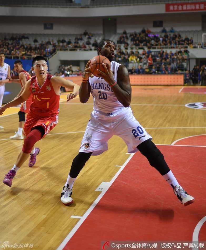 李慕豪高高跃起，双手暴扣势若雷霆