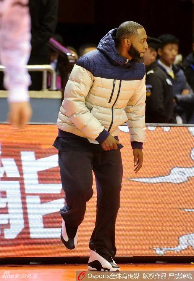 霸气领袖坐镇替补席，普莱斯凝视赛场眼神坚毅，静待为山东高速披挂上阵