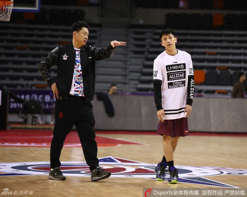 广厦队核心林志杰在进行赛前拉伸热身，身体状态看起来非常放松，为即将开始的全明星正赛做准备。