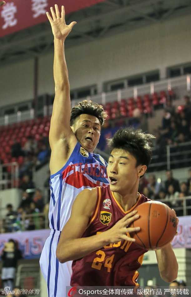 比斯利用他那标志性的光头闪耀全场，以一记势大力沉的单手劈扣点燃了球迷的热情。