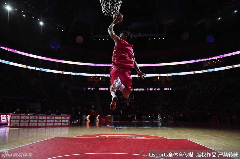 王潼如空中飞人般舒展身体，接住队友妙传后即将上演震撼全场的双手暴扣。