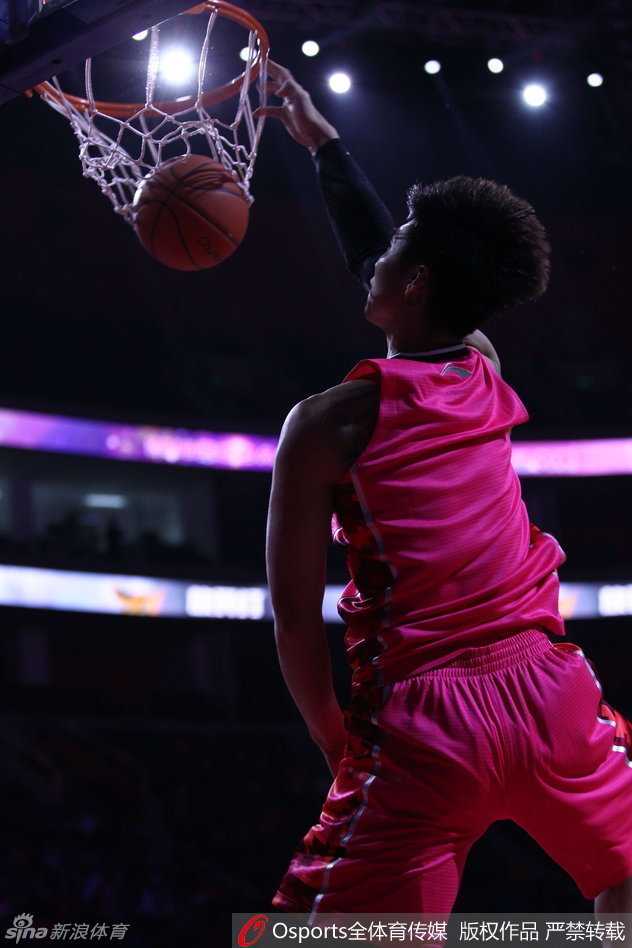 王潼飞跃而起接球瞬间，身体在空中形成完美的反弓，双手将球砸向篮筐的力量感爆棚。