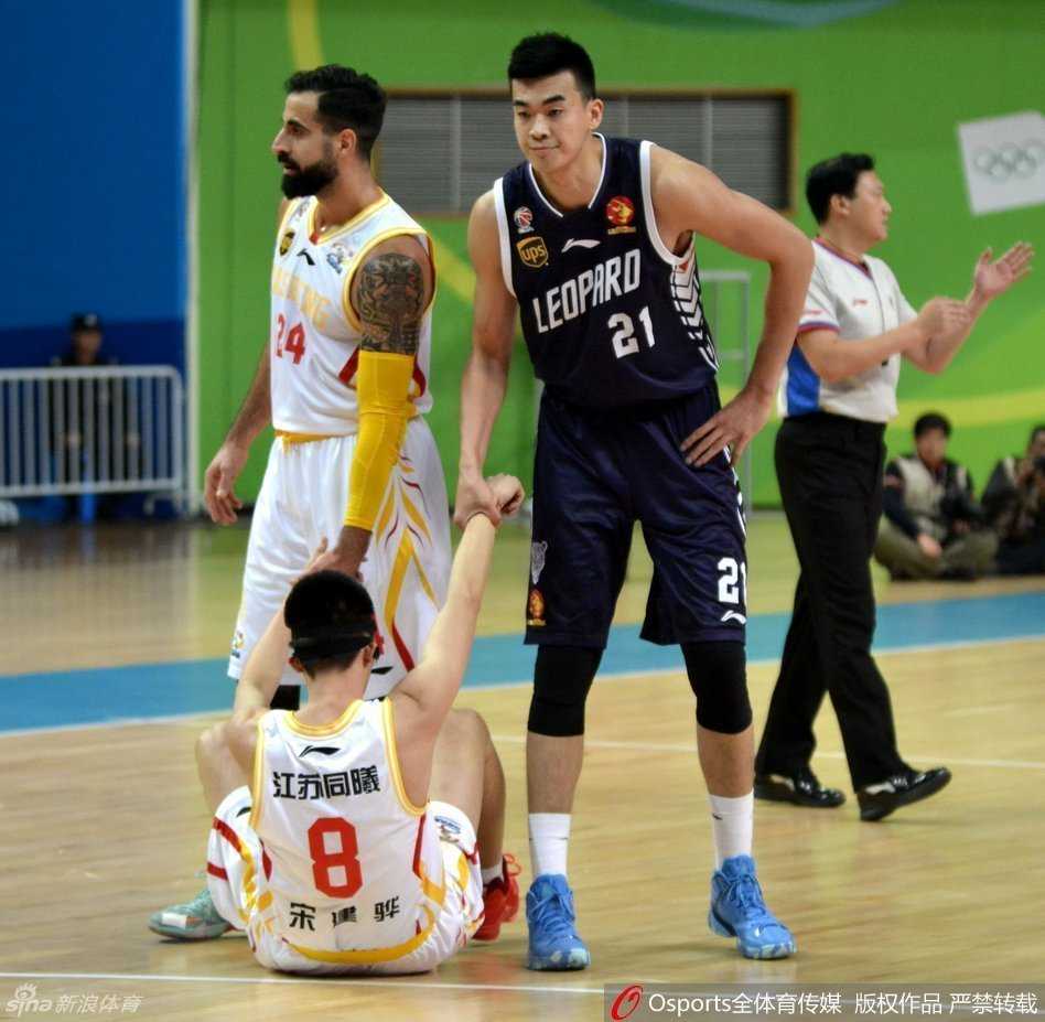 群英荟萃,篮下争锋:回望CBA赛场上的那些经典瞬间 广厦队灵魂林志杰凭借华丽的交叉步运球突破防线,如尖刀般直插对手心脏,展现出野兽般的进攻火力。