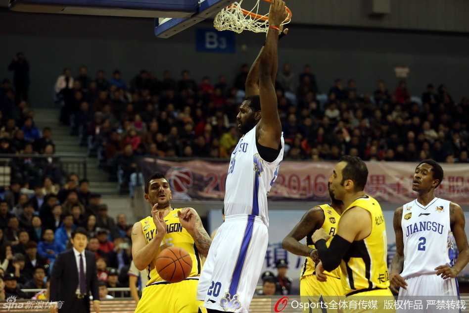 群英荟萃,篮下争锋:回望CBA赛场上的那些经典瞬间 内线巨塔李慕豪展现出大将之风,在激烈对抗后第一时间弯腰友好拉起倒地的对手,场上是对手,场下是朋友。