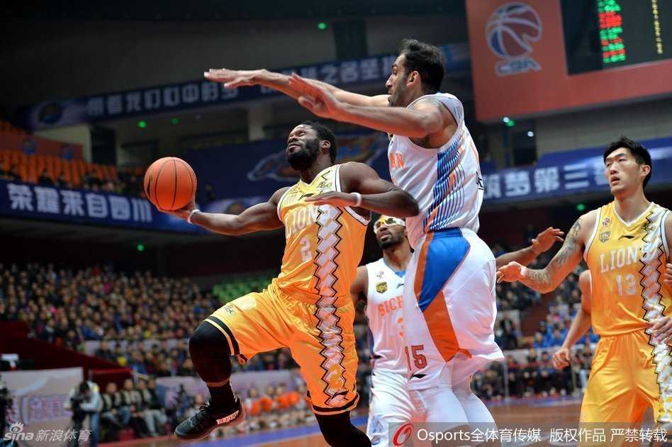 群英荟萃,篮下争锋:回望CBA赛场上的那些经典瞬间 伊朗中锋哈达迪高举双臂,如同一座高塔般笼罩禁区,让对手的投篮倍感压力,防守覆盖范围令人窒息。