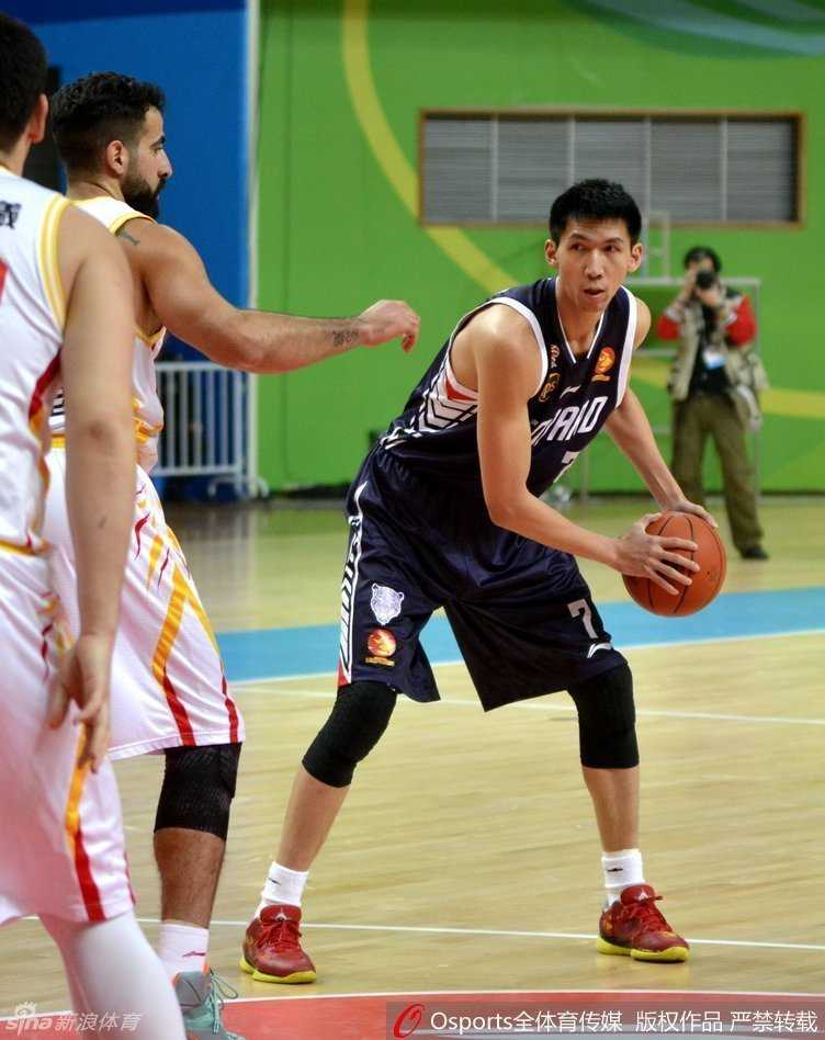 群英荟萃,篮下争锋:回望CBA赛场上的那些经典瞬间 张兆旭在禁区卡位成功,利用身高优势强行起跳投篮,对手只能望球兴叹,感叹这堵高墙的压迫感。