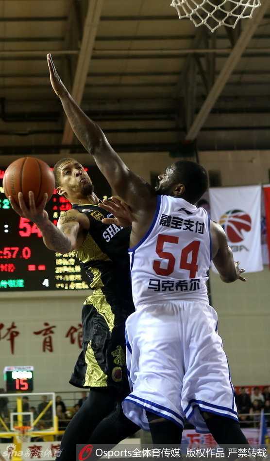 群英荟萃,篮下争锋:回望CBA赛场上的那些经典瞬间 比斯利面对防守,眼神坚毅,利用标志性的急停跳投从容出手,对手的封堵在他面前仿佛只是徒劳的背景。