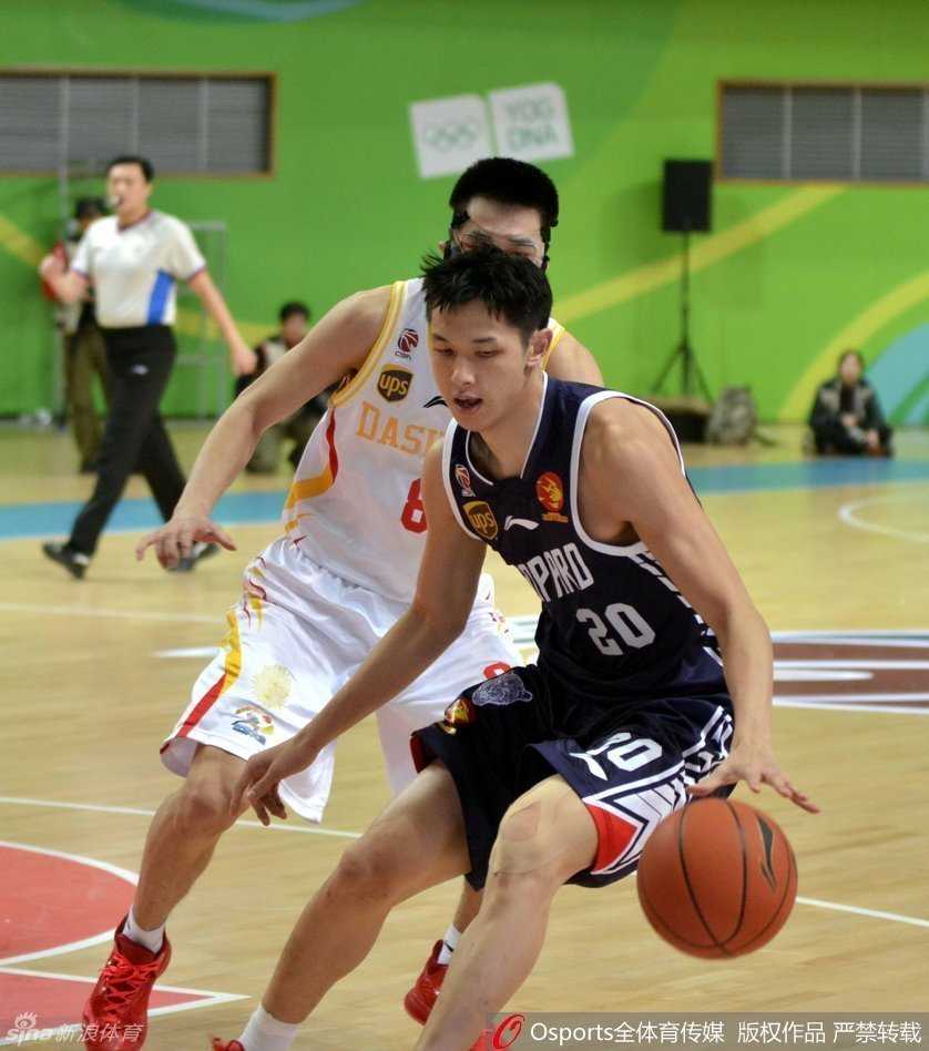 群英荟萃,篮下争锋:回望CBA赛场上的那些经典瞬间 张凯背身持球,面对防守人冷静观察,准备用他标志性的翻身跳投为球队贡献关键分数。