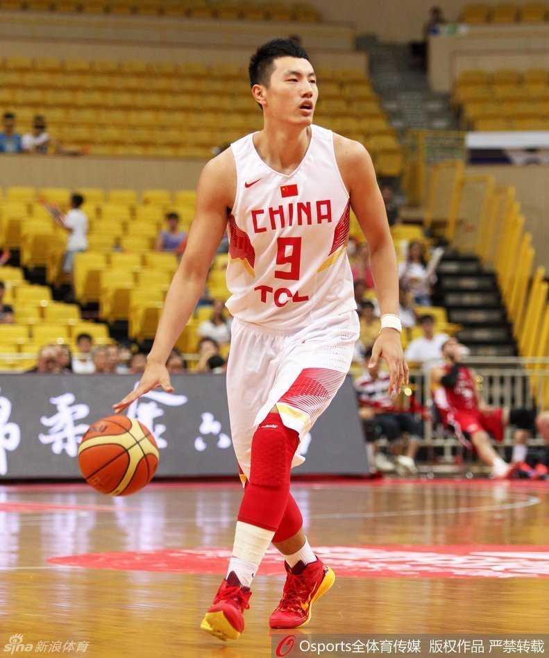 翟晓川与女友在赛场边温情互动，场上的硬汉此刻眼神里满是温柔，两人相视而笑的画面定格了赛场之外最温馨的瞬间。