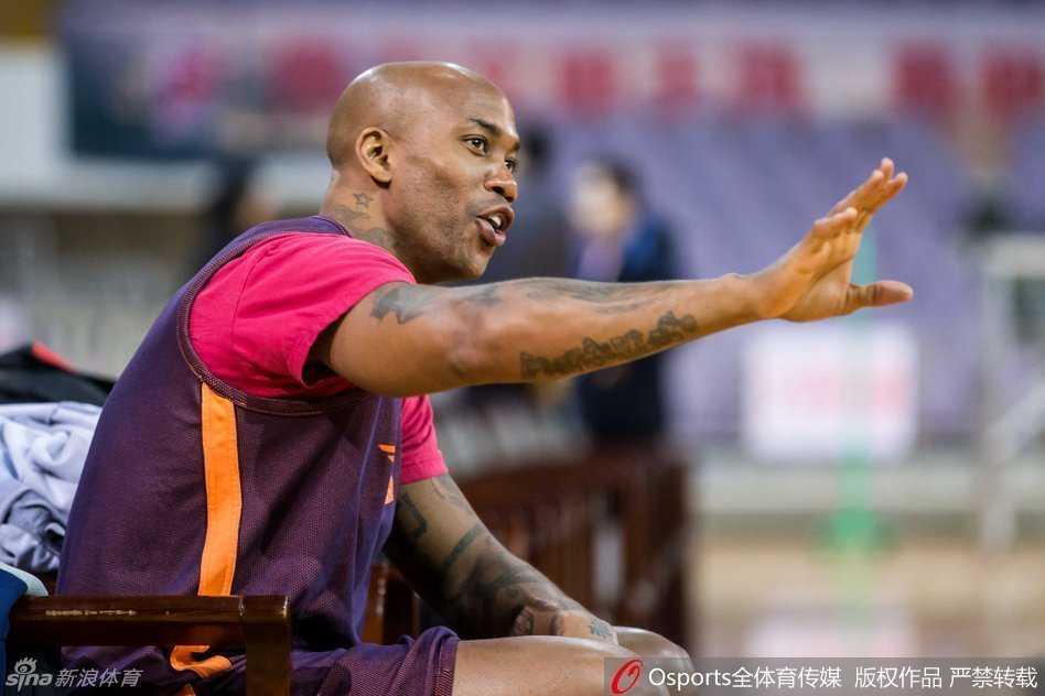 莫里斯在训练间隙展现投篮基本功，皮球稳稳命中篮筐，尽管刚才出了洋相，但只要认真起来，他依然是那个令对手无解的中投大师。