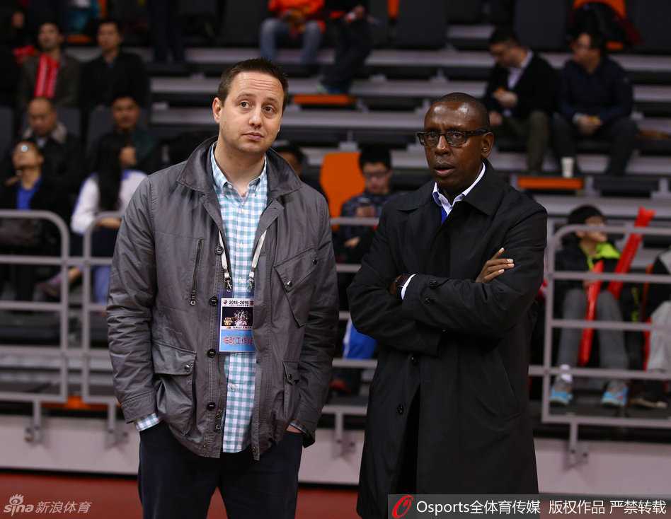 一位NBA球探在场边架起专业的拍摄设备，镜头紧紧跟随着正在训练的周琦，神情严肃而专业，不放过任何一个观察细节。