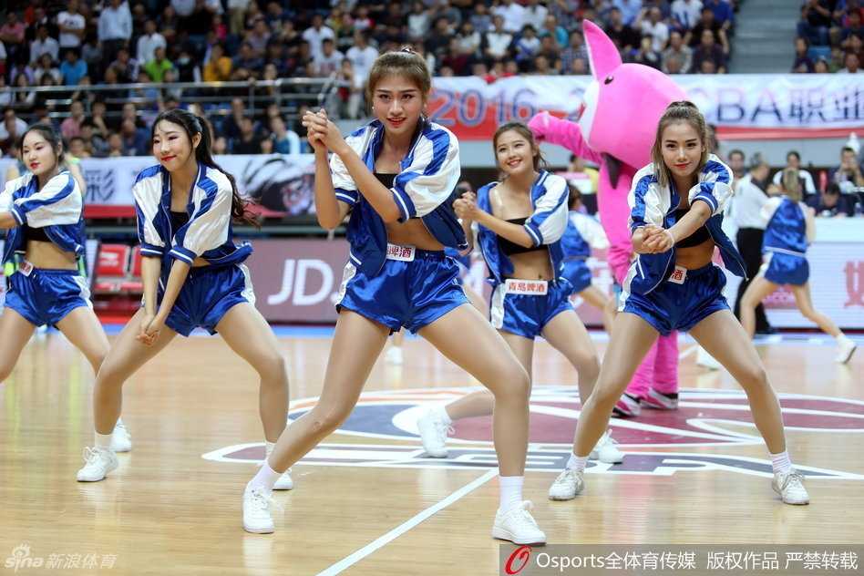 聚光灯下的律动:篮球宝贝用热爱点燃赛场每一刻 动感的音乐中,篮球宝贝们摆出充满力量感的造型。她们不仅是美丽的代言人,更是用汗水和毅力铸就的赛场守护者,用舞蹈讲述着关于热爱的故事。