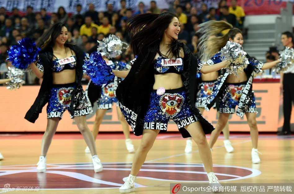 聚光灯下的律动:篮球宝贝用热爱点燃赛场每一刻 表演结束,篮球宝贝们集体向观众致意。她们的脸上洋溢着自豪与满足,这一刻,她们不仅是赛场上的配角,更是用自己的方式主宰了这个舞台的主角。