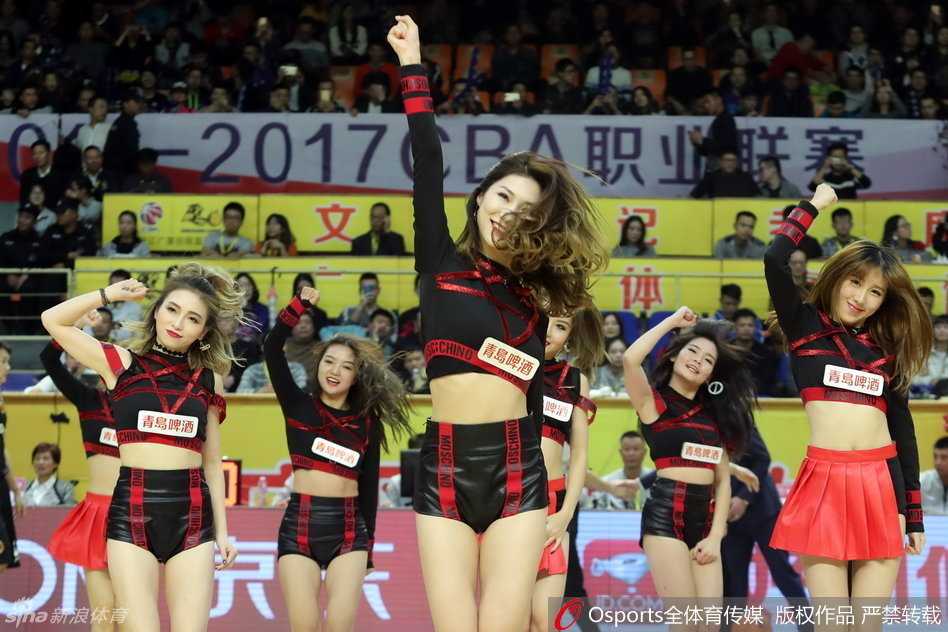 聚光灯下的律动:篮球宝贝用热爱点燃赛场每一刻 一位篮球宝贝在表演中回眸一笑,甜美的笑容与动感的装扮相得益彰,她就像一只翩然起舞的精灵,将青春的活力播撒到球场的每一个角落。