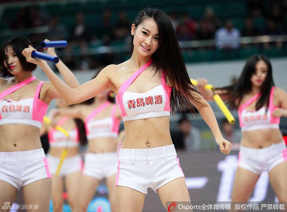 聚光灯下的律动:篮球宝贝用热爱点燃赛场每一刻 赛场中央,篮球宝贝们整齐划一地踢腿亮相,自信的姿态和精准的动作展现了无数次排练后的深厚功底,她们的笑容具有治愈一切疲惫的魔力。