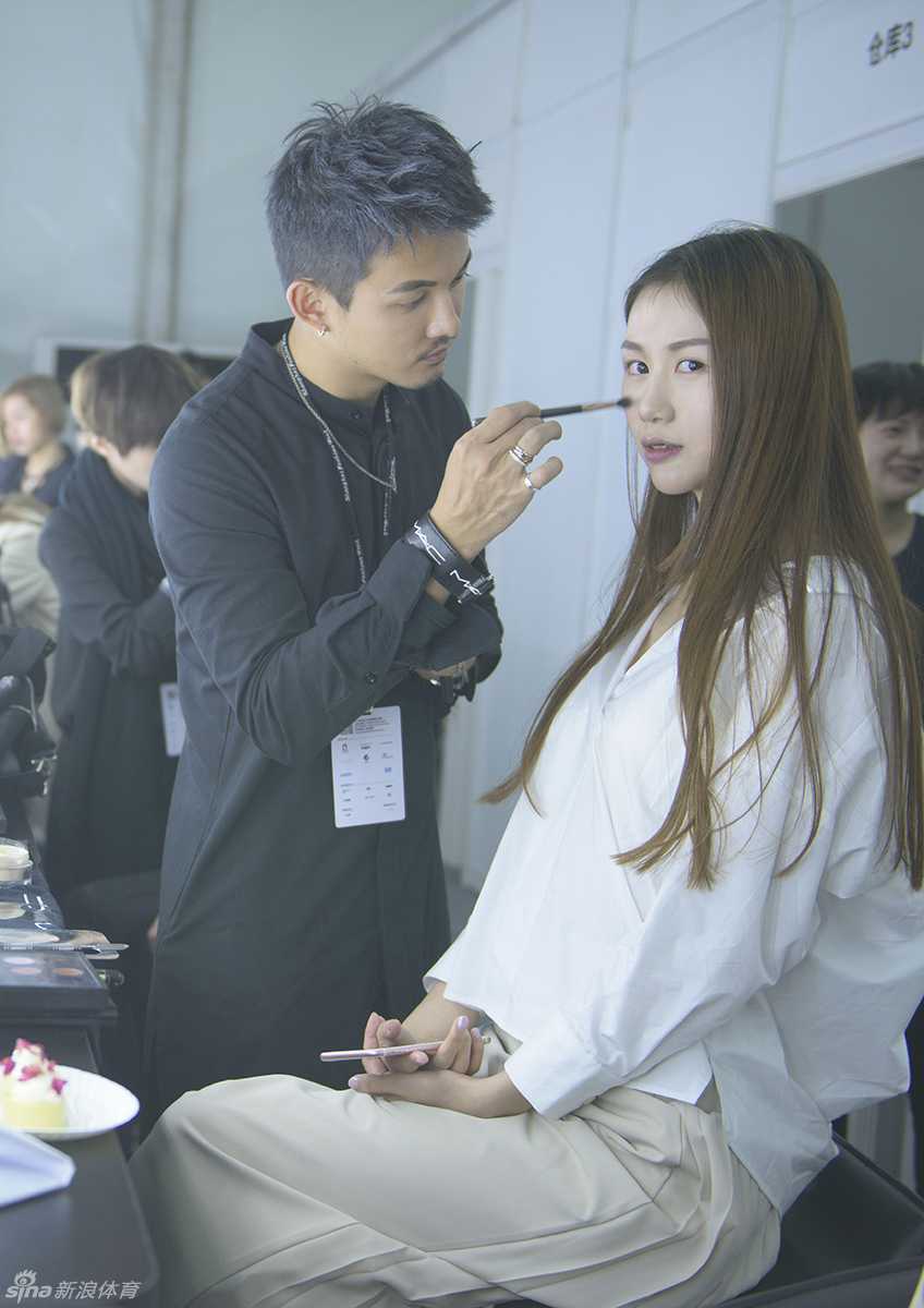 陈露与孙悦夫妇二人与友人合影留念，照片中陈露笑容温婉，孙悦高大帅气，友人齐聚，画面定格了当年跨界婚姻中的美好情谊与幸福时光