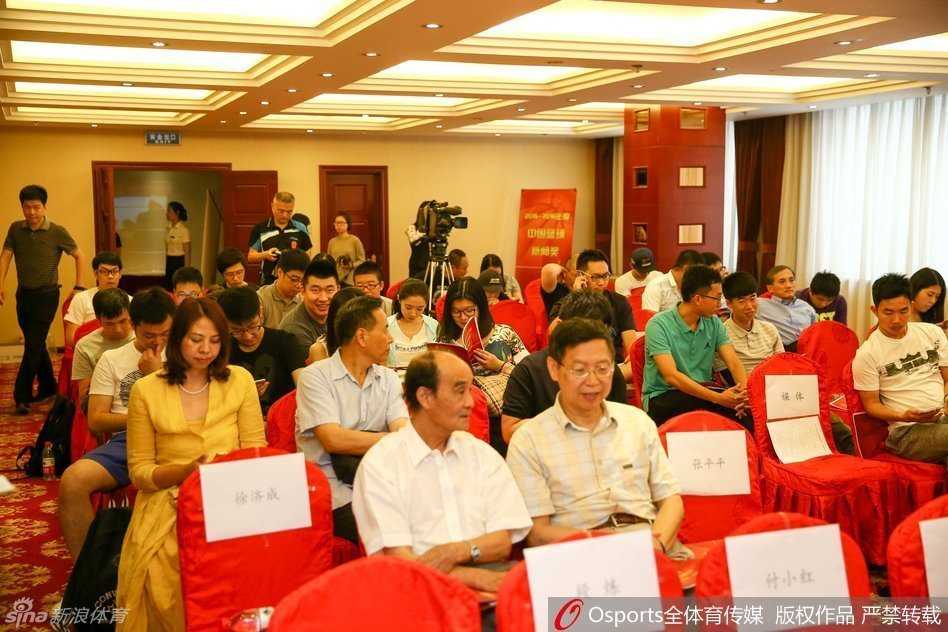 聚焦篮坛笔耕者:二零一六中国篮球新闻奖颁奖典礼回眸 聚光灯下,一位位获奖者手捧沉甸甸的奖杯,脸上洋溢着自豪与喜悦。这一刻,他们不仅是新闻的采集者,更成为了新闻的主角,接受着属于记录者自己的荣耀时刻。