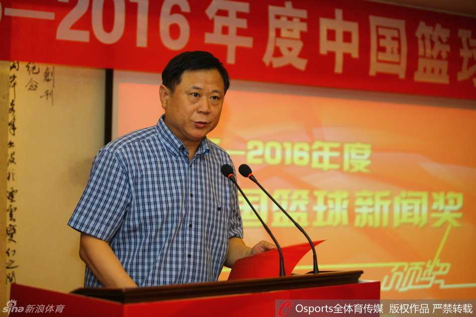 聚焦篮坛笔耕者:二零一六中国篮球新闻奖颁奖典礼回眸 讲台上,中国篮协副主席、篮管中心副主任李金生目光坚定,手势有力。他正代表协会向在场所有的