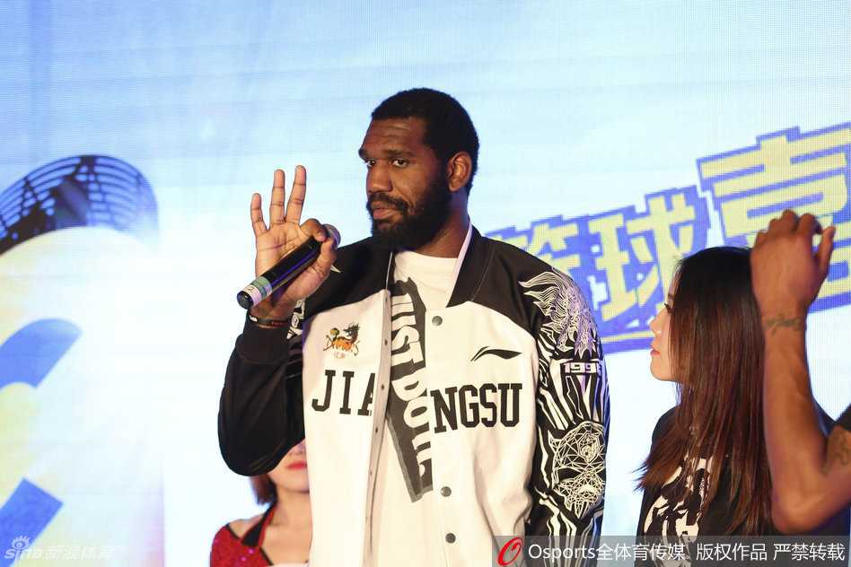 肯帝亚双星闪耀海上篮球嘉年华 胡雪峰携奥登跨界启航 奥登俯身低头与一位娇小的美女球迷亲切交流,巨大的身高差形成有趣对比,他表情认真而温柔,完全不像球场上的凶悍内线。