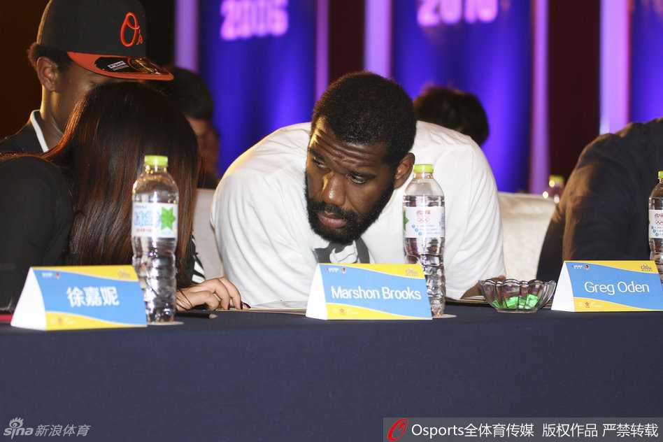 肯帝亚双星闪耀海上篮球嘉年华 胡雪峰携奥登跨界启航 胡雪峰低头专注地在手中本子上书写,眉头微蹙神情认真,仿佛在记录战术要点,身边的喧嚣似乎与他完全隔绝。